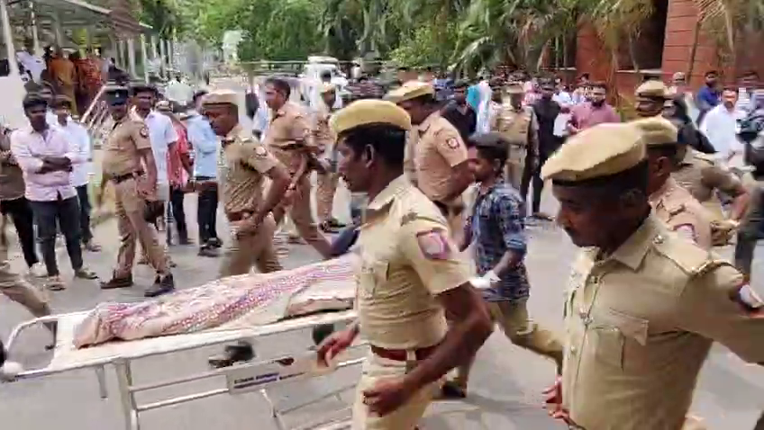 கோவை சிறுமி உடற்கூராய்வு முடிந்து பெற்றோரிடம் உடல் ஒப்படைப்பு! vlcsnap 2026 05 23 16h23m35s356