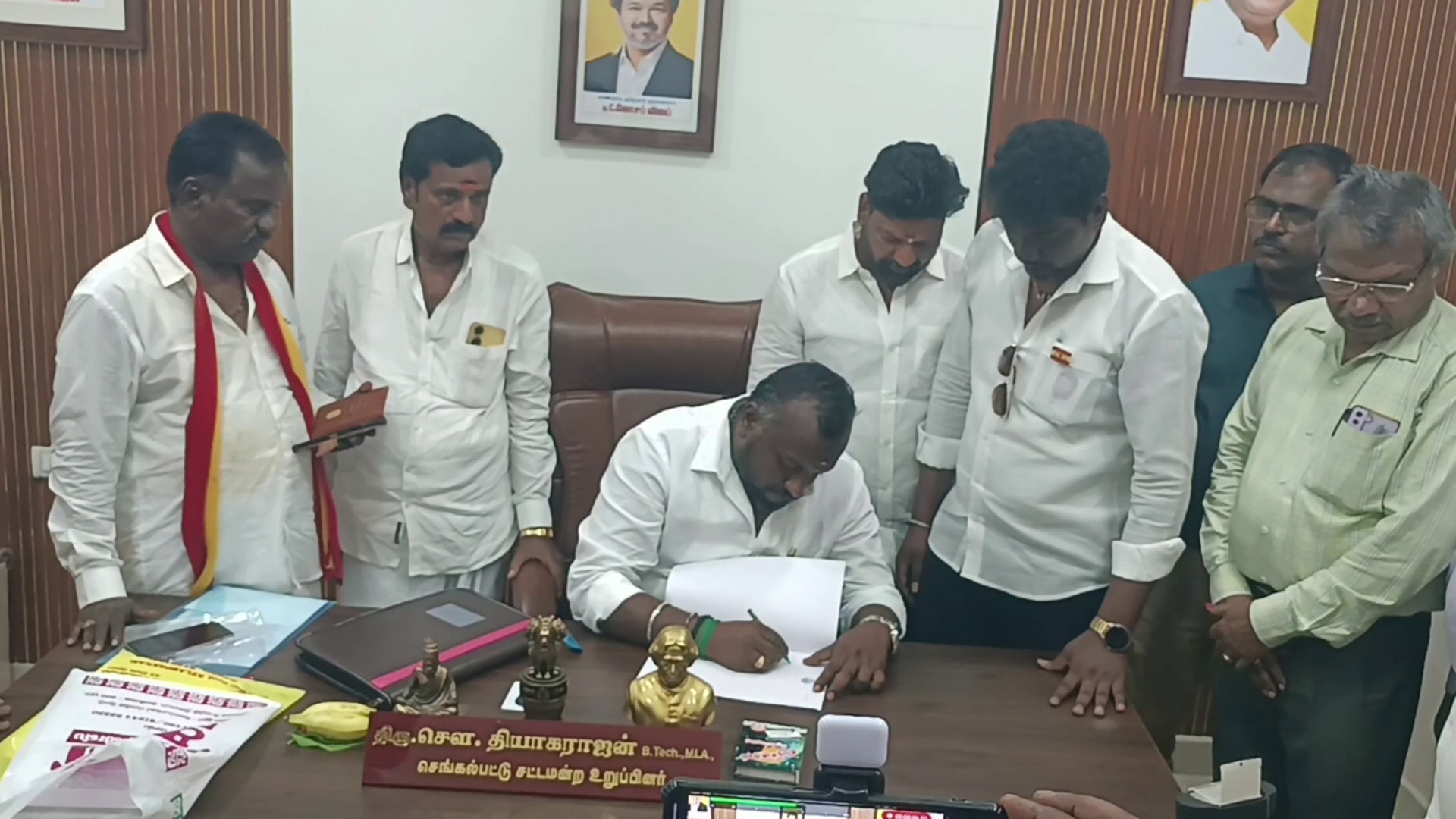 வெளுத்துப்போன அரசியல் சாயம்... சர்ச்சையில் செங்கல்பட்டு தவெக எம்.எல்.ஏ! 2 vlcsnap 2026 05 23 16h56m01s613