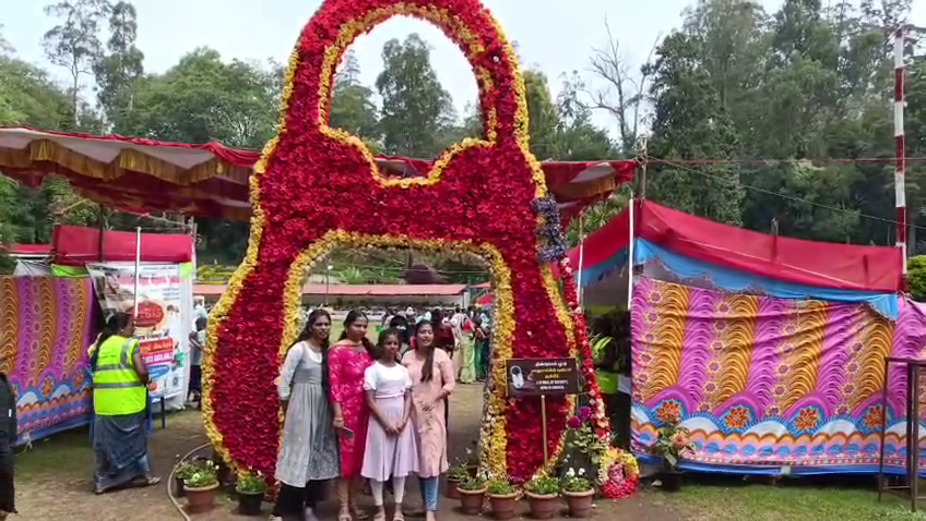 கொடைக்கானல் மலர்க் கண்காட்சி… காதல் ஜோடிகளைக் கவரும் ‘செல்ஃபி பாயிண்ட்’ vlcsnap 2026 05 23 18h13m42s848