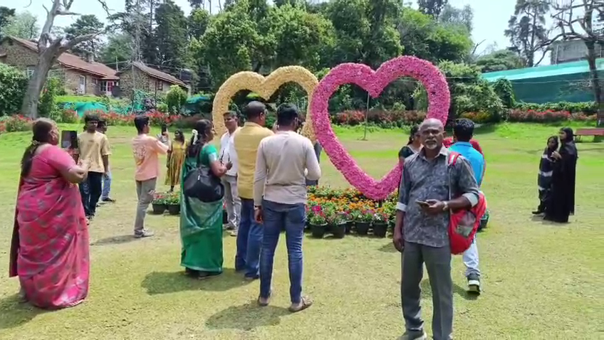 கொடைக்கானல் மலர்க் கண்காட்சி... காதல் ஜோடிகளைக் கவரும் 'செல்ஃபி பாயிண்ட்' 2 vlcsnap 2026 05 23 18h14m29s178