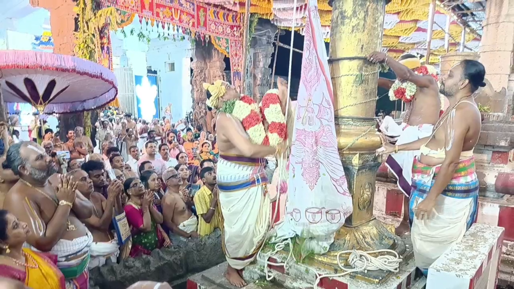 வரதராஜப் பெருமாள் கோயிலில் வைகாசி பிரமோற்சவ விழா கொடியேற்றத்துடன் விமர்சையாக துவக்கம்! vlcsnap 2026 05 28 07h51m58s153