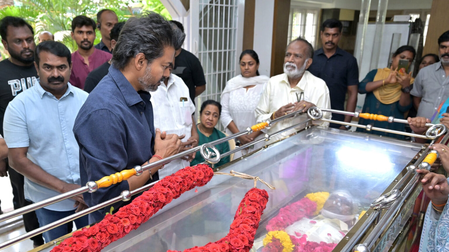 பாரதிராஜா உடல் இன்று அரசு மரியாதையுடன் அடக்கம் 001 cm