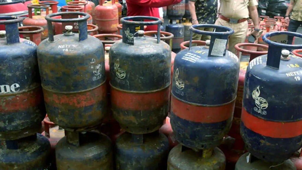 மீண்டும் உயர்ந்தது சிலிண்டர் விலை; ரூ.3,283க்கு வணிக பயன்பாட்டு சிலிண்டர் விற்பனை 001 cylinder