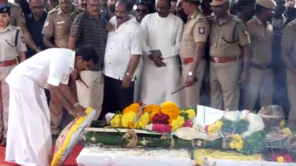 அரசு மரியாதையுடன் பாரதிராஜா உடல் அடக்கம் ; அமைச்சர்கள் நிர்மல்குமார், வன்னியரசு பங்கேற்பு 1 003 bharathiraja B
