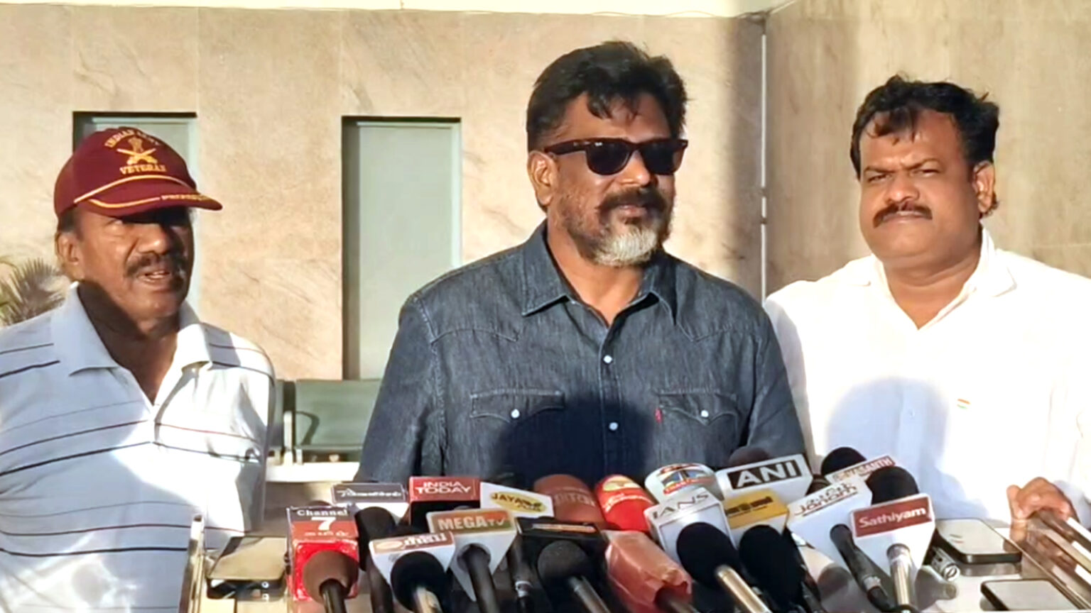 தமிழ்தேசிய போர்வைக்குள் ஒளிந்திருக்கும் இந்துத்வா சக்தி சீமான் – காங்கிரஸ் எம்.பி கடும் தாக்கு 003 dilak