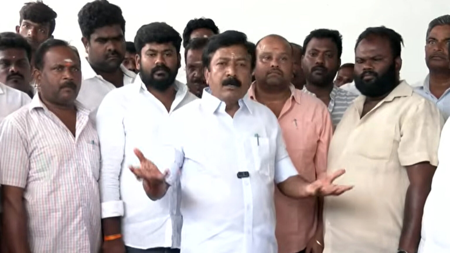 மகனை பதவிக்கு கொண்டு வர எடப்பாடி நாடகமாடுகிறார் – சி.வி.சண்முகம் குற்றச்சாட்டு 006 cvs