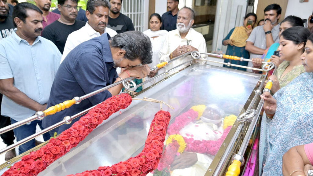 டெல்லியில் முதலமைச்சர் ஜோசப் விஜய் ; குடியரசுத் தலைவர், சோனியா காந்தி உள்ளிட்டோருடன் சந்திப்பு 1 008 CM VIJAY b