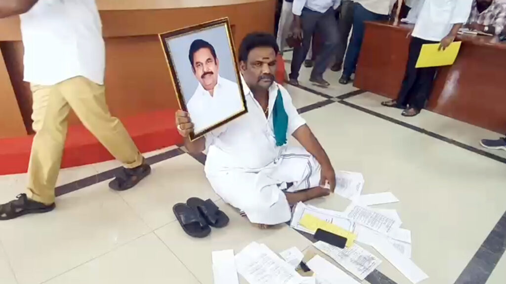 த்ரிஷா படம் வச்சே ஆகணும்; காரைக்குடி மாநகராட்சி கூட்டத்தில் அடம்பிடித்த மாமன்ற உறுப்பினர்! 1 010 karaikudi A