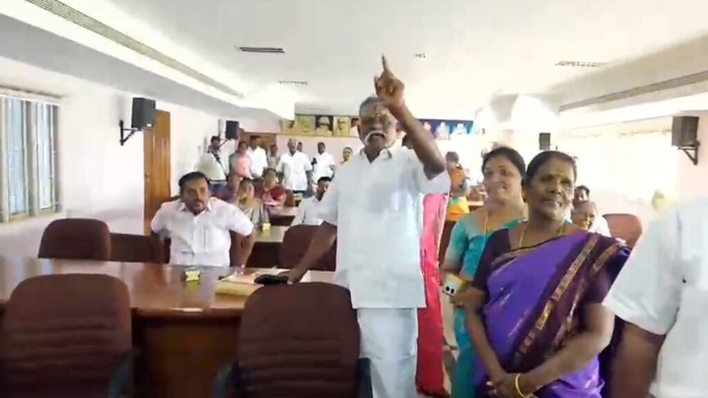 த்ரிஷா படம் வச்சே ஆகணும்; காரைக்குடி மாநகராட்சி கூட்டத்தில் அடம்பிடித்த மாமன்ற உறுப்பினர்! 4 010 karaikudi C
