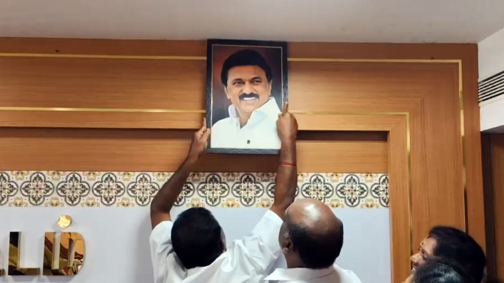 த்ரிஷா படம் வச்சே ஆகணும்; காரைக்குடி மாநகராட்சி கூட்டத்தில் அடம்பிடித்த மாமன்ற உறுப்பினர்! 3 010 karaikudi D