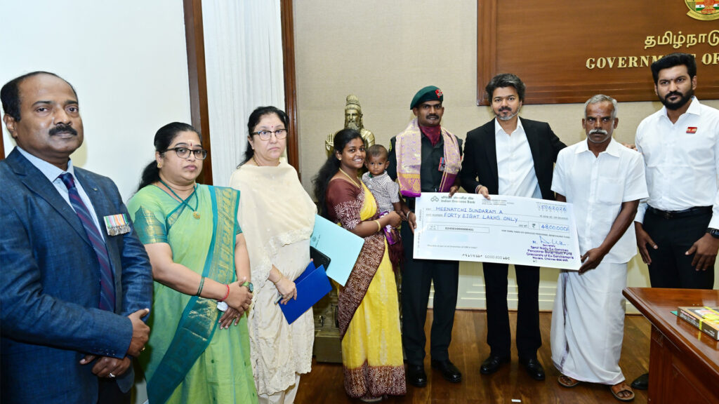 கீர்த்தி சக்ரா விருதாளருக்கு கௌரவம்; ரூ.48 இலட்சம் காசோலை வழங்கிய முதலமைச்சர் ஜோசப் விஜய் 011 military