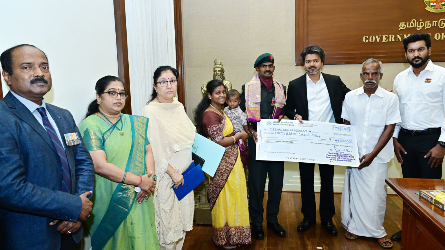 கீர்த்தி சக்ரா விருதாளருக்கு கௌரவம்; ரூ.48 இலட்சம் காசோலை வழங்கிய முதலமைச்சர் ஜோசப் விஜய் 011 military