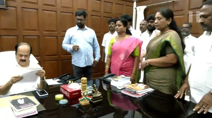 ராஜினாமா செய்தது ஏன்? 4 எம்.எல்.ஏ-க்கள் 7 நாளில் விளக்கமளிக்க சபாநாயகர் நோட்டீஸ்! 1 12