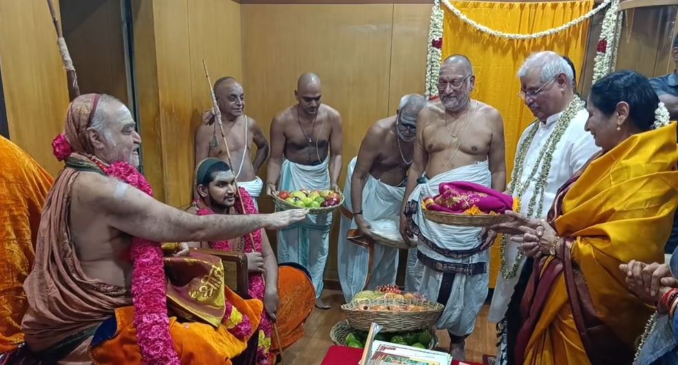 காஞ்சிபுரம் : மடாதிபதியிடம் ஆசி பெற்ற ஆளுநர்..! காமாட்சியம்மன் கோயிலில் சிறப்பு தரிசனம்..! 1 7