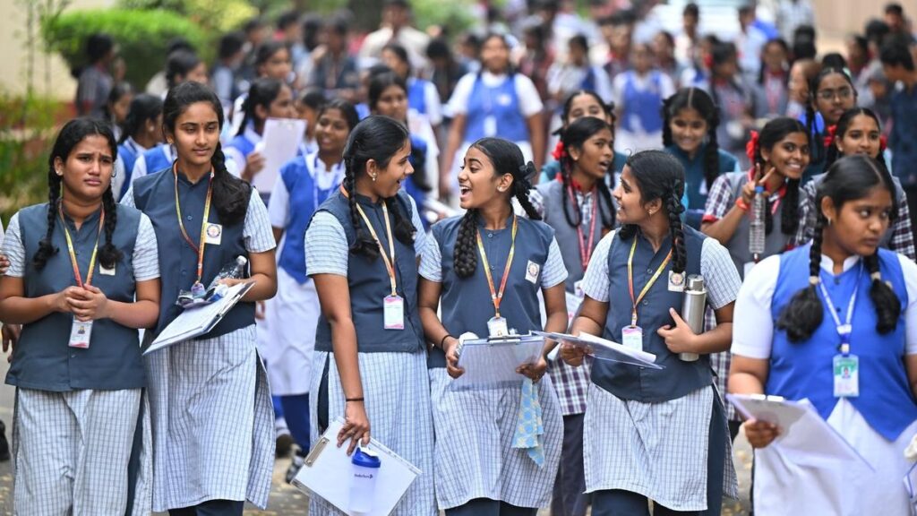 12-ஆம் வகுப்பு விடைத்தாள் கசிவு: தொழில்நுட்பக் கோளாறை ஒப்புக்கொண்ட சிபிஎஸ்இ! CBSE students