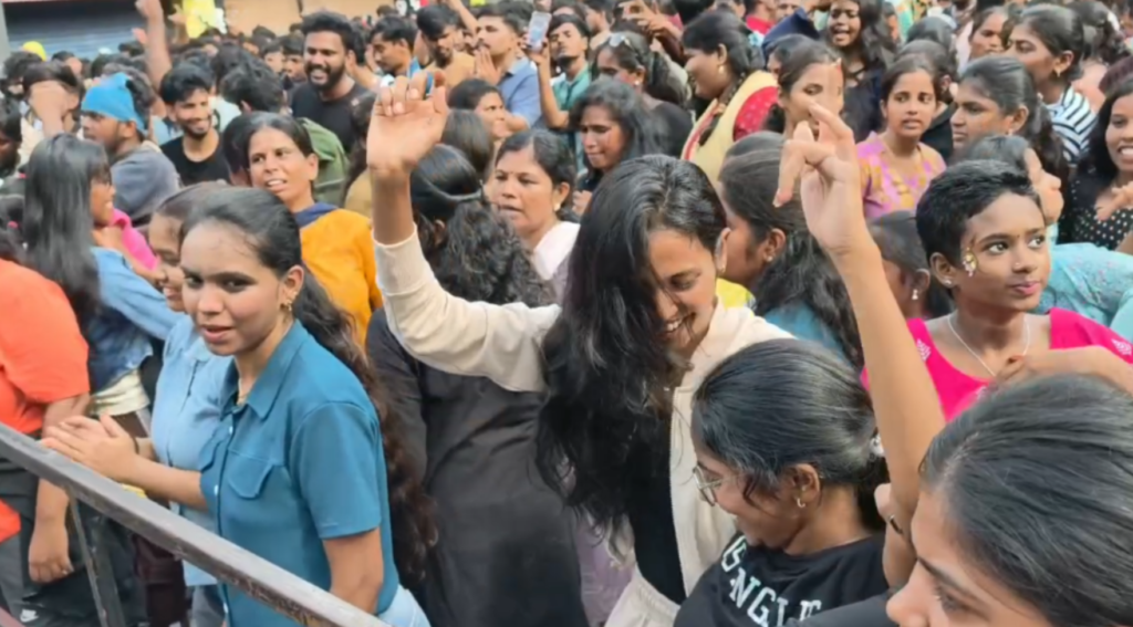 களைகட்டிய ஹேப்பி ஸ்ட்ரீட் நிகழ்ச்சி..!! ரோட்டில் இறங்கி குத்தாட்டம் போட்ட இளசுகள்..!! Screenshot 2026 06 07 at 10.32.52 AM