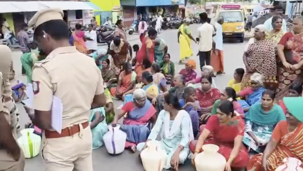 அடிக்கிற வெயிலுக்கு குடிக்க கூட தண்ணி இல்ல..!! காலி குடங்களுடன் மறியலில் இறங்கிய மக்கள்..!! Screenshot 2026 06 09 at 3.40.45 PM