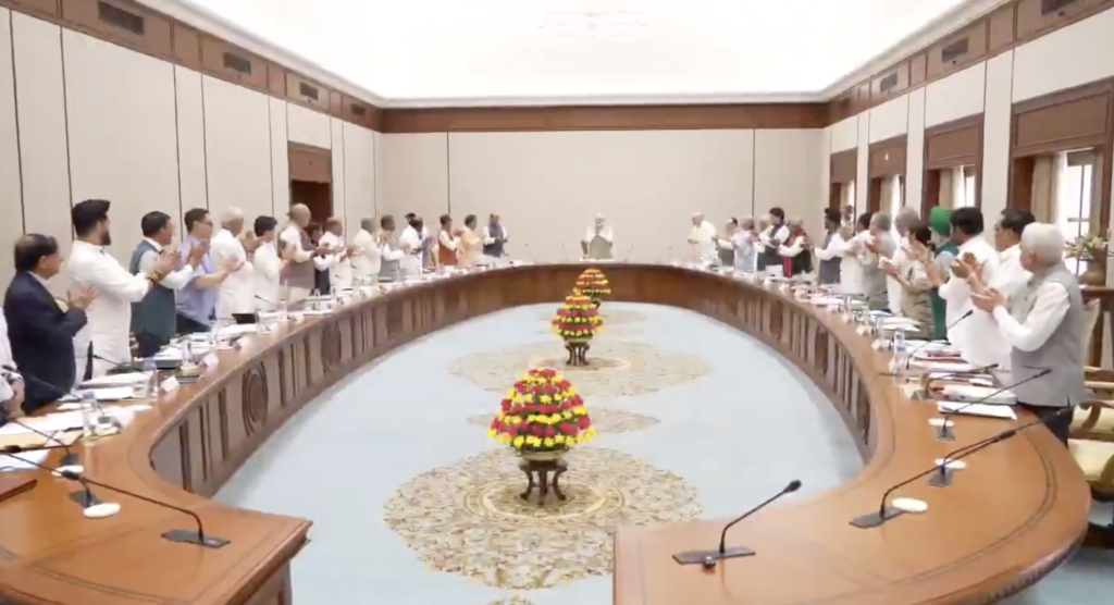 பிரதமர் மோடிக்கு சிறப்பு கௌரவம்!! எழுந்து நின்று கைத்தட்டி பாராட்டிய மத்திய அமைச்சரவை!! Screenshot 2026 06 10 at 2.39.25 PM