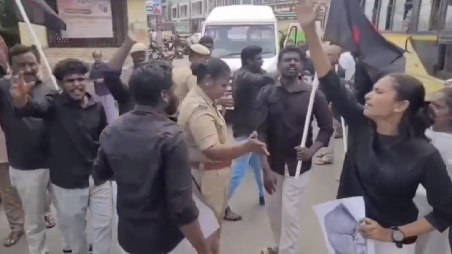 நீட் தேர்வுக்கு எதிர்ப்பு..!! சாலை மறியலில் குதித்த திராவிட மாணவர் கழகத்தினர்..!! திடீர் பரபரப்பு..!! Screenshot 2026 06 18 at 11.55.41 AM