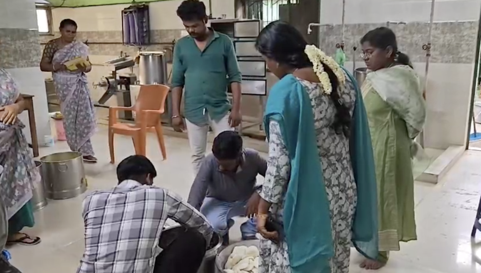 அம்மா உணவக இட்லி ஹோட்டல்களுக்கு விற்பனையா..?? நெல்லை மண்டல இயக்குநர் திடீர் ஆய்வு..!! Screenshot 2026 06 18 at 12.55.40 PM