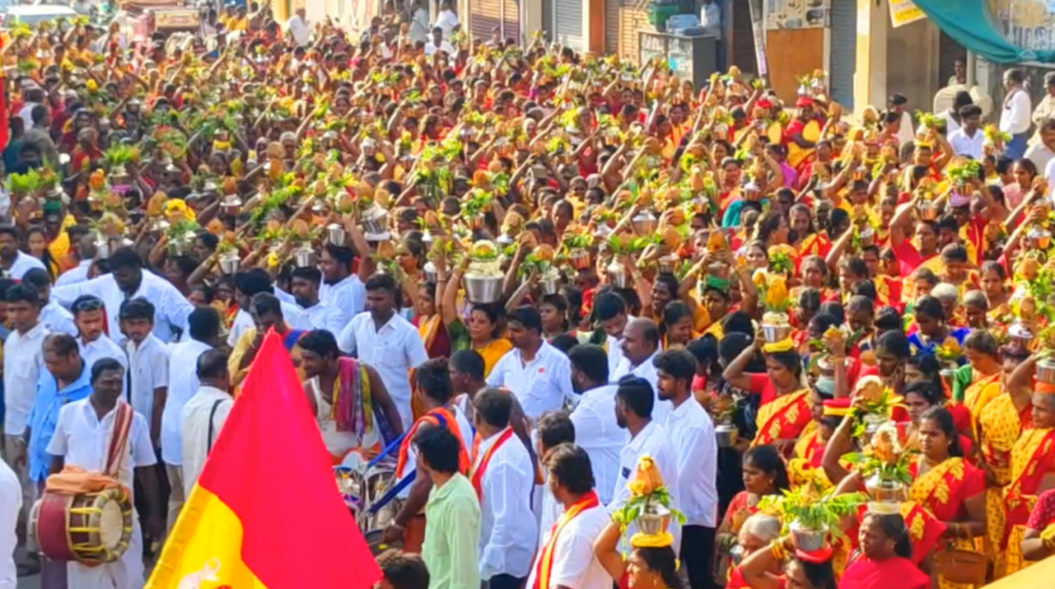 முதல்வர் விஜய் பிறந்தநாள்..!! பால் குடம் எடுத்த பெண்கள்..!! படவேட்டம்மன் கோயிலில் பாலாபிஷேகம்..!! Screenshot 2026 06 22 at 10.27.33 AM