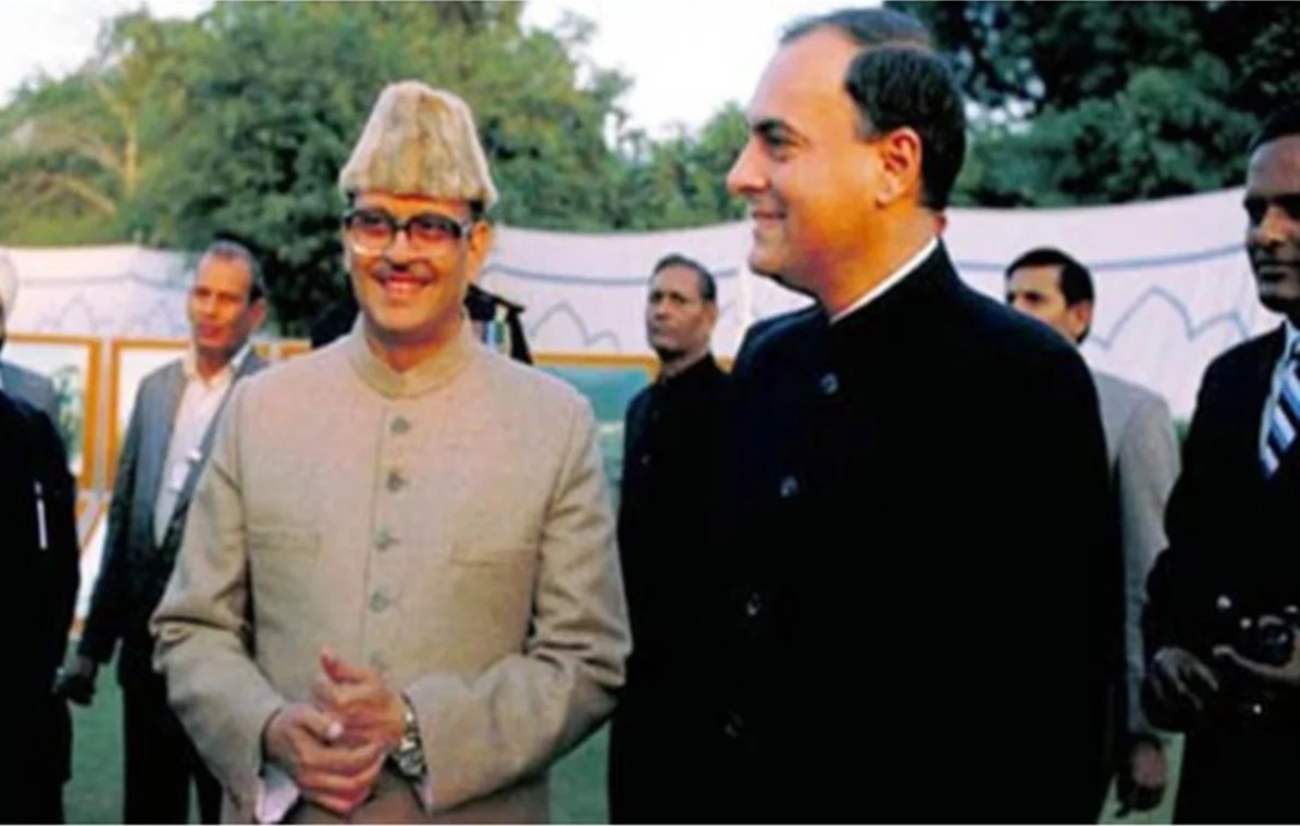 VP sing Rajiv Gandhi