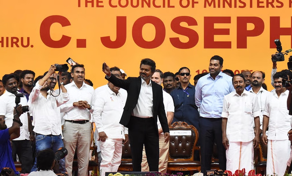 தவெகவில் வெடிக்கும் பதவிச் சண்டை... உருவாகும் புதிய அதிகார மையங்கள்? 1 Vijay swearing