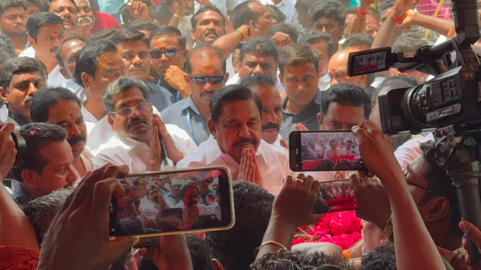 நிறைவேறியது அதிமுக நிர்வாகியின் கடைசி ஆசை..!! கண்ணீர் மல்க.. தஞ்சைக்கு ஓடோடி வந்த இபிஎஸ்..!! WhatsApp Image 2026 06 01 at 12.14.53 PM