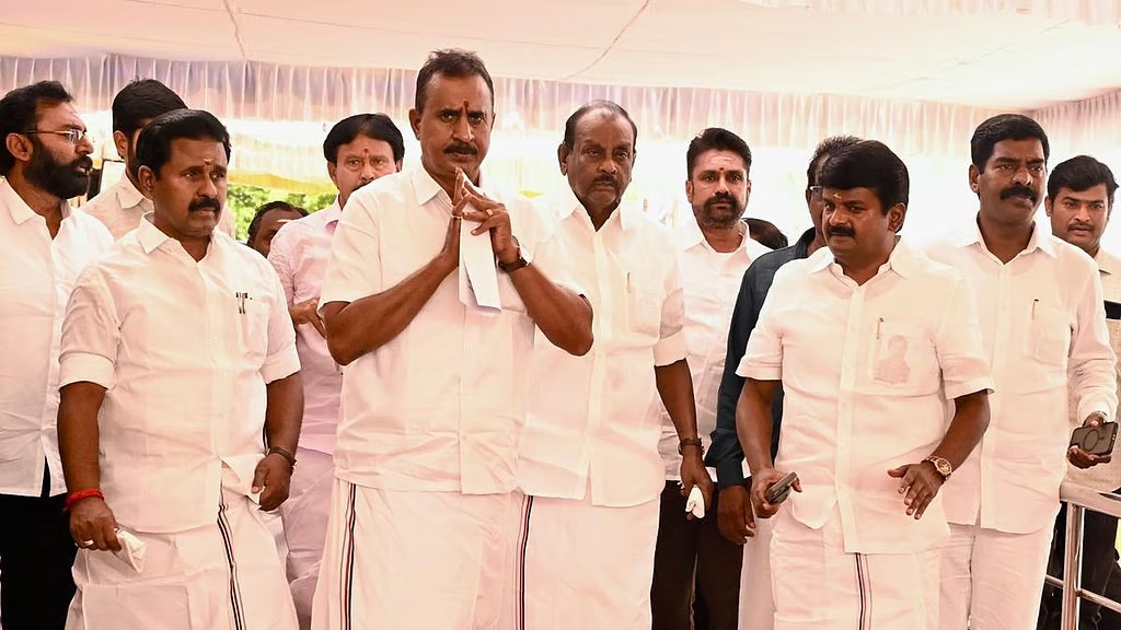 எடப்பாடி கொடுத்த கடிதம்... தப்பிய அதிமுக எம்.எல்.ஏ-க்கள் பதவி! 1 admk MLAs 1