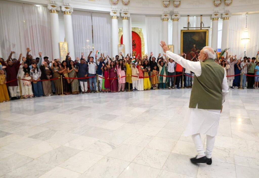 பிரான்ஸில் பிரதமர் மோடிக்கு உற்சாக வரவேற்பு! பாரம்பரிய நடனமாடி அசத்திய இந்திய வம்சாவளியினர்! france pm modi