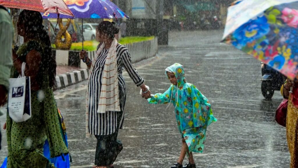 இடி, மின்னலுடன்.. மும்பையில் தீவிரமடைந்த பருவமழை..!! ரெட் அலர்ட் அறிவிப்பு..!! image 12 8