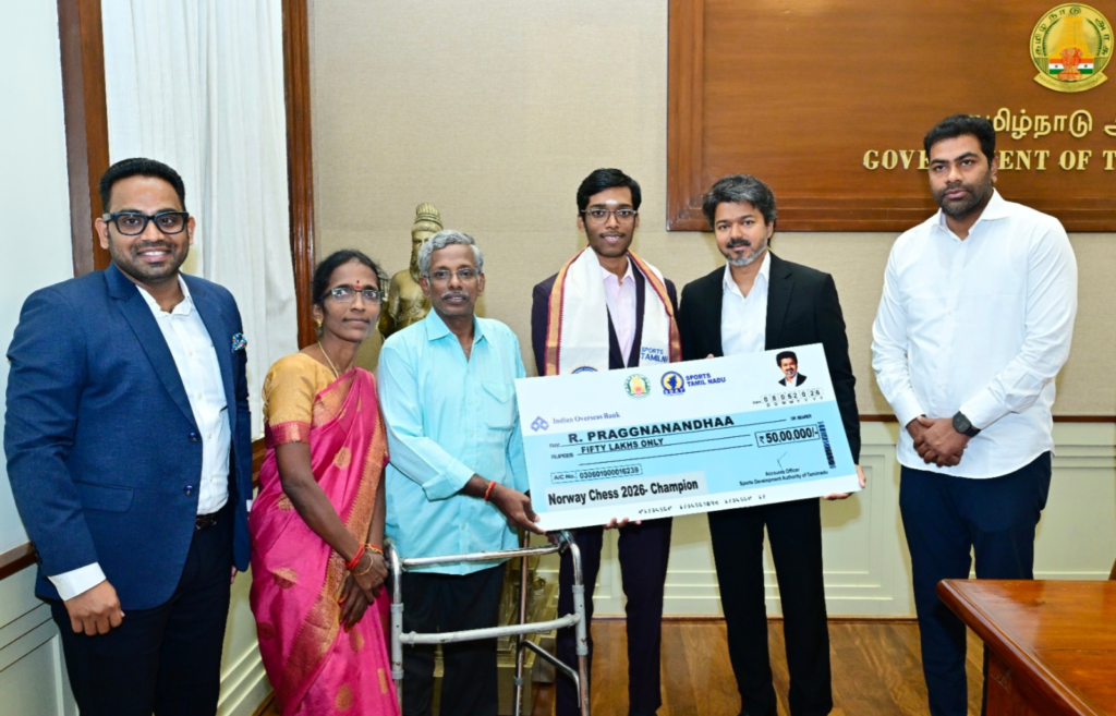 பிரக்ஞானந்தா உடன் செஸ் விளையாடிய CM விஜய்..!! சந்திப்பின்போது ஒரு சுவாரசியம்..!! image 21