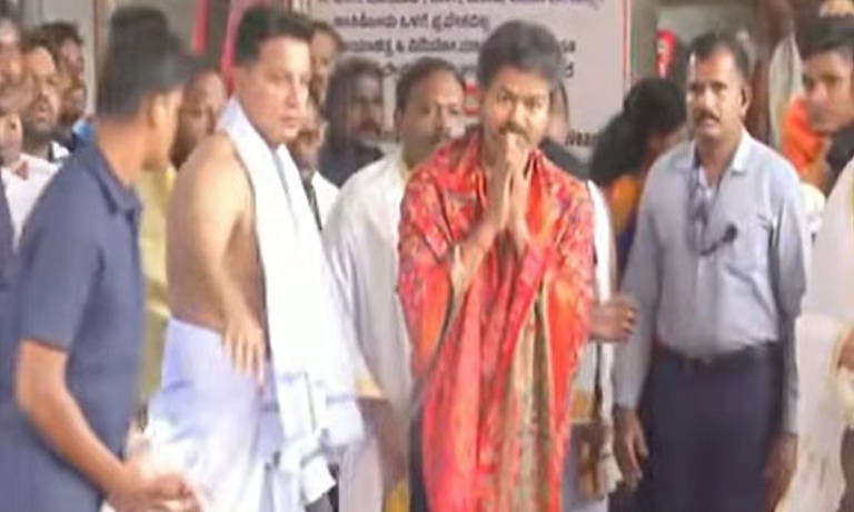 பூரண கும்ப மரியாதையுடன்.. கொல்லூர் மூகாம்பிகை கோவிலில் முதல்வர் விஜய் சாமி தரிசனம்..!! image 34 2