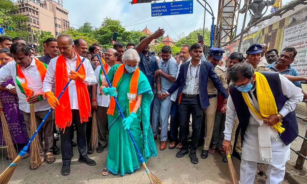 பெங்களூரு: கையில் துடைப்பதுடன்.. துய்மைப் பணியில் இறங்கிய மத்திய அமைச்சர் நிர்மலா சீதாராமன்..!! image 42