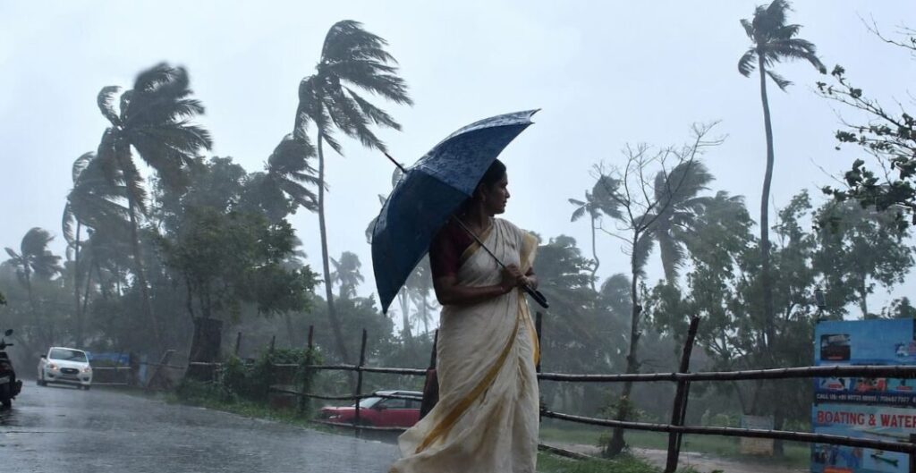 கேரளாவில் வெளுத்து வாங்கும் தென்மேற்கு பருவமழை!. 5 மாவட்டங்களுக்கு இன்று ‘ரெட் அலர்ட்’ !. keralam red alert