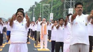 30 வயதில் இருந்ததைவிட 50 வயதில் அதிக சுறுசுறுப்பாக இருங்கள்!. சர்வதேச யோகா தினத்தில் பிரதமர் மோடி உரை! pm modi kolkata yoga