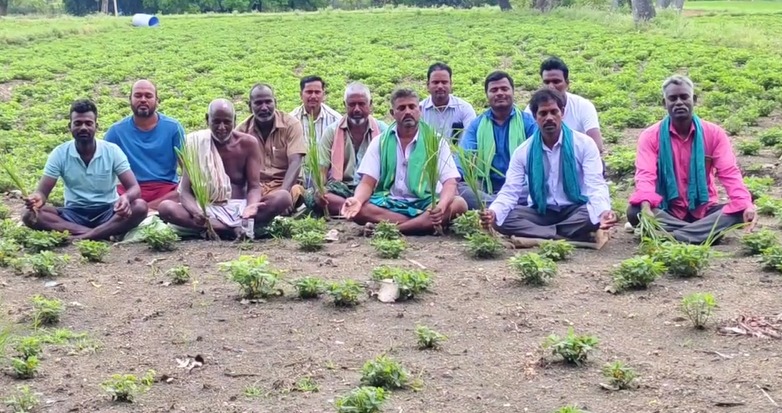 பயிர்க்கடன் தள்ளுபடிக்காக வயலில் தியானம்!. விவசாயிகள் நூதனப் போராட்டம்! ranipet protest