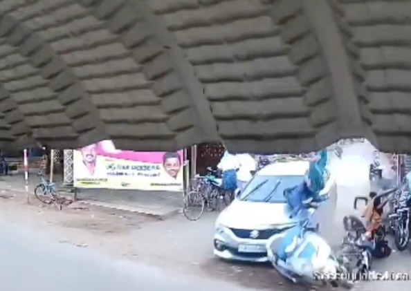 கார் மோதி தூக்கி வீசப்பட்ட நபர்கள்!. நூலிழையில் தப்பிய பகீர் சம்பவம்!. sivagangai accident cctv
