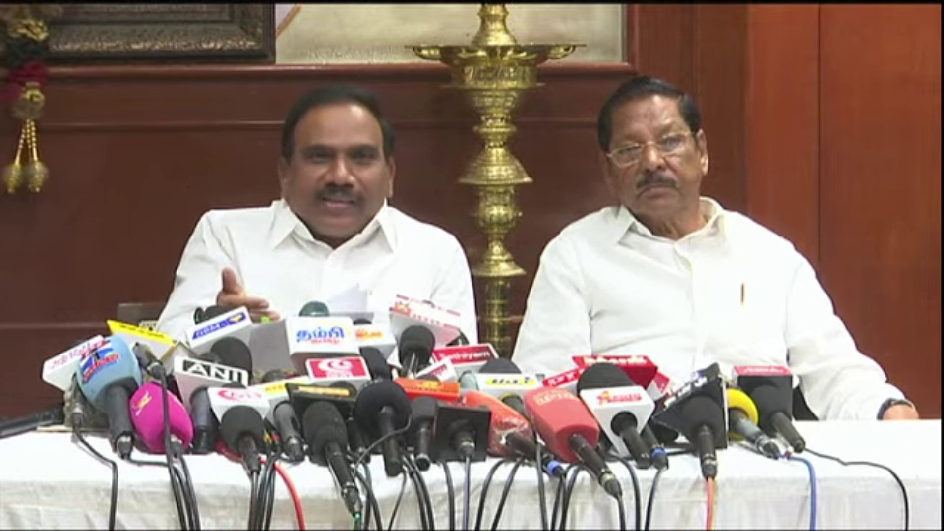"சட்டப்பேரவையில் மௌனம்... திருச்சியில் வீர வசனமா?" - விஜயை விளாசிய ஆ.ராசா 1 vlcsnap 2026 06 02 20h48m11s827