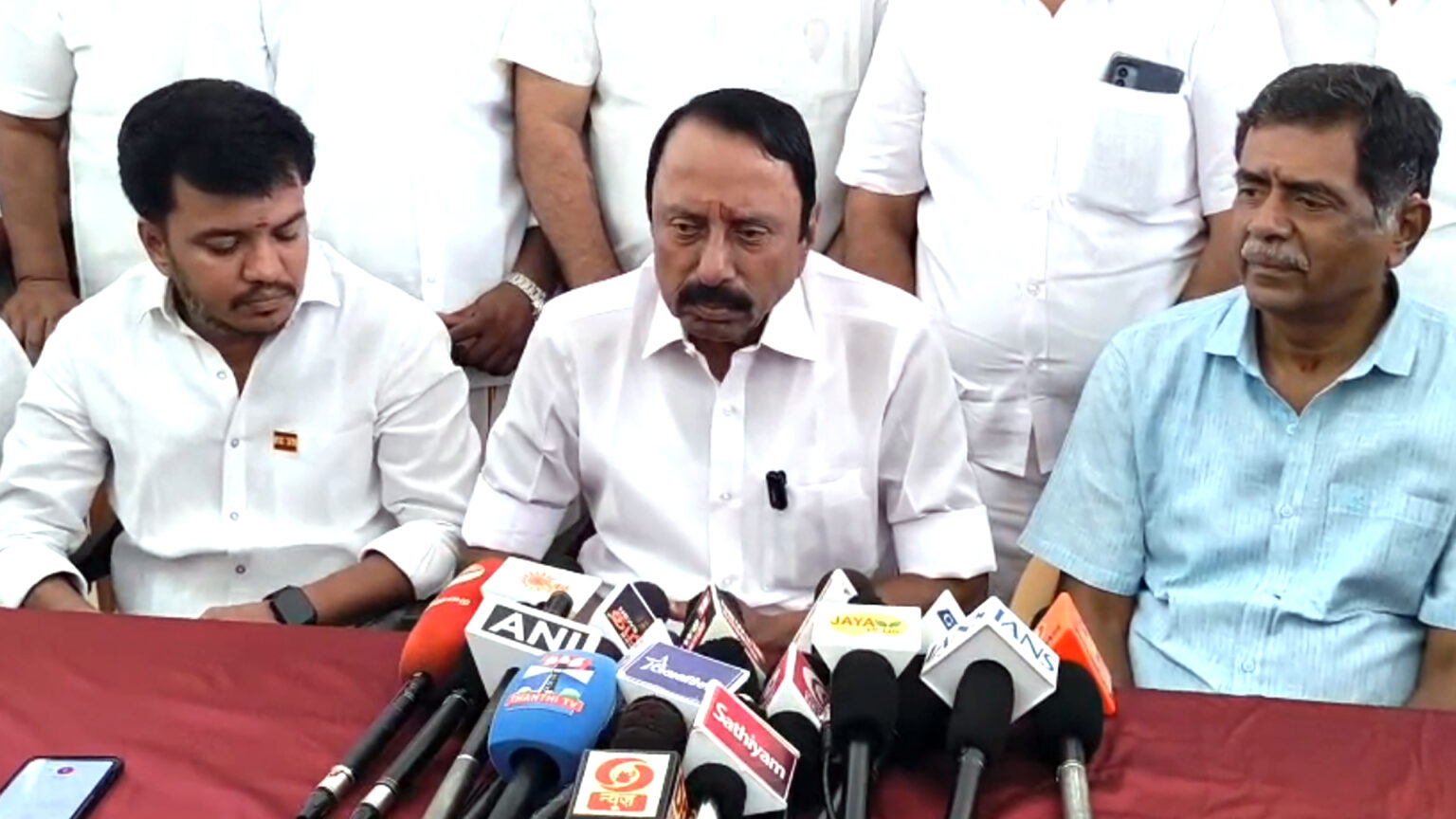 சூழ்நிலைக்கேற்ப மனதை மாற்றிக் கொள்கிறார் அனிதா ராதாகிருஷ்ணன்; அமைச்சர் செங்கோட்டையன் குற்றச்சாட்டு 001 KAS