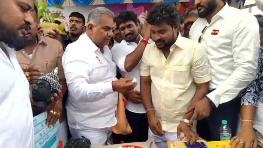 பிறந்தநாள் ; தவெக தொண்டர்களுடன் கேக் வெட்டி அமைச்சர் புஸ்சி ஆனந்த் கொண்டாட்டம் 003 anand
