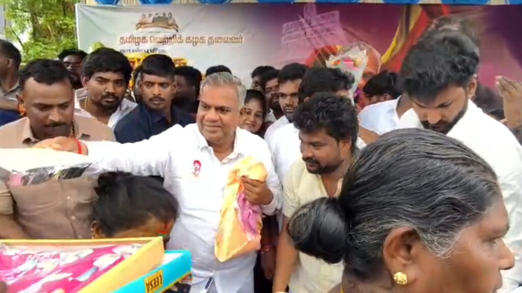 பிறந்தநாள் ; தவெக தொண்டர்களுடன் கேக் வெட்டி அமைச்சர் புஸ்சி ஆனந்த் கொண்டாட்டம் 1 003 anand A
