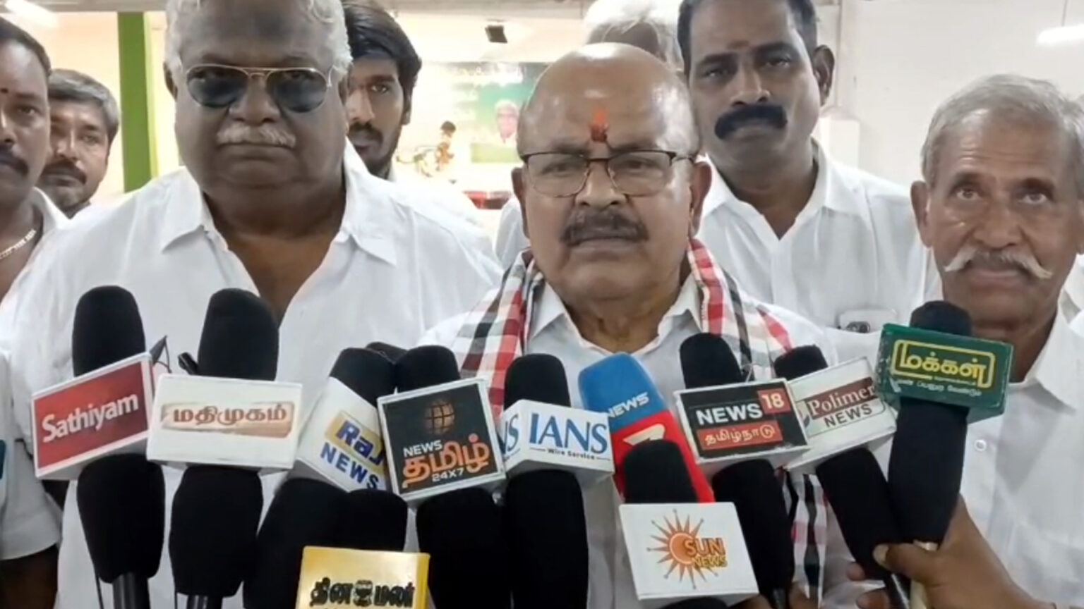 நிதி நிலை மோசம் என மக்களை முதலமைச்சர் ஏமாற்ற முடியாது; திமுக – அதிமுக இருவேறு துருவங்கள்; ஒன்று சேராது – பொள்ளாச்சி ஜெயராமன்! 003 pollachi jayaraman