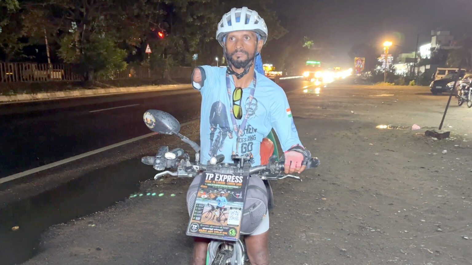 ஒரு கையுடன் சைக்கிள் பயணம்… 67 ஆயிரம் கி.மீ. சாதனை படைத்த மாற்றுத்திறனாளி தமீம் அன்சாரி! 005 cycle man
