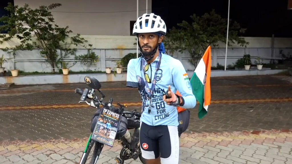 ஒரு கையுடன் சைக்கிள் பயணம்… 67 ஆயிரம் கி.மீ. சாதனை படைத்த மாற்றுத்திறனாளி தமீம் அன்சாரி! 1 005 cycle man A
