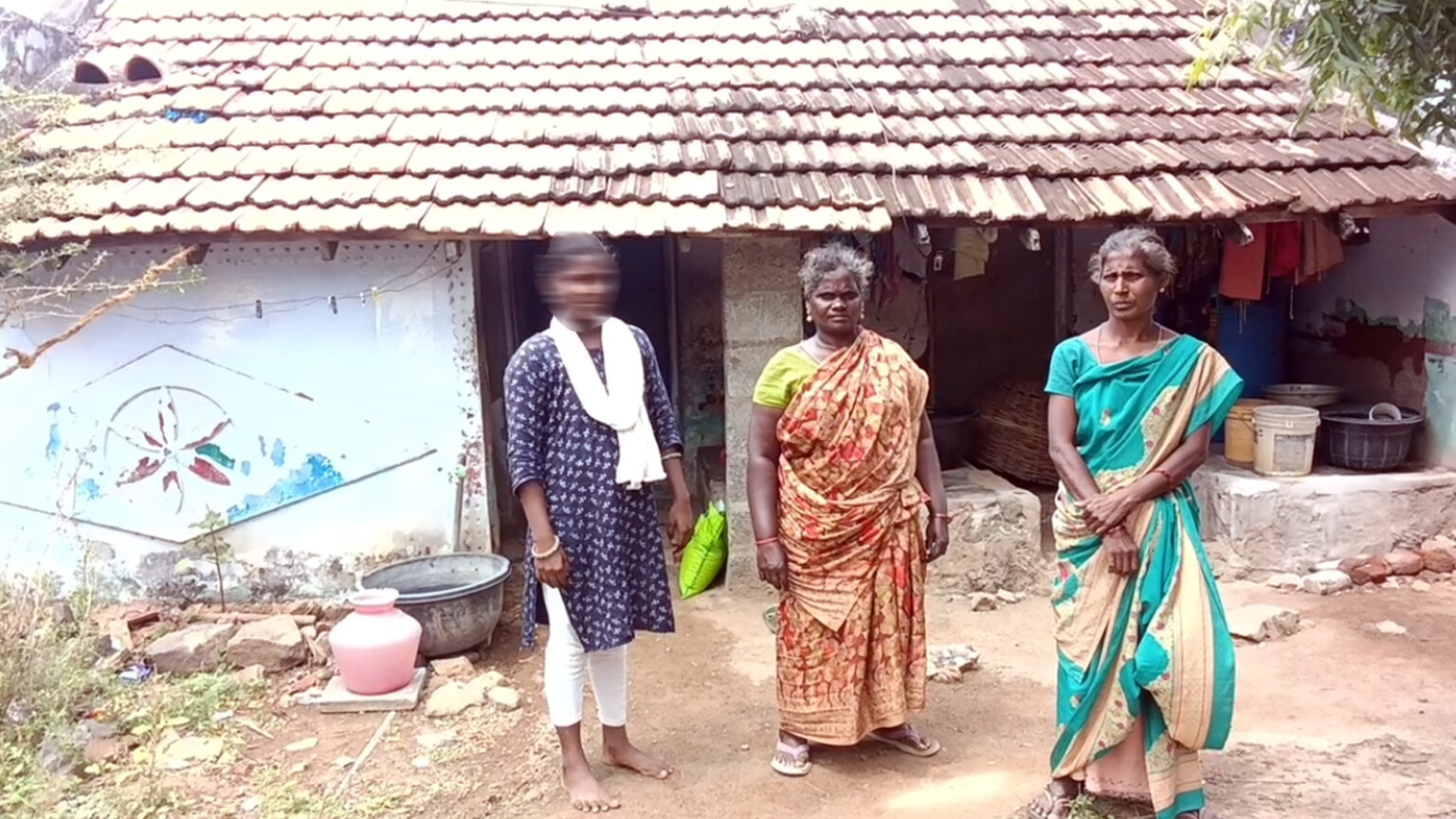 அம்மா வாங்கிய கடன்; 17வயது மகளை அழைத்துச் சென்ற தனியார் நிதி நிறுவன ஊழியர்கள் – அரசு நடவடிக்கை எடுக்க கோரிக்கை 006 finance