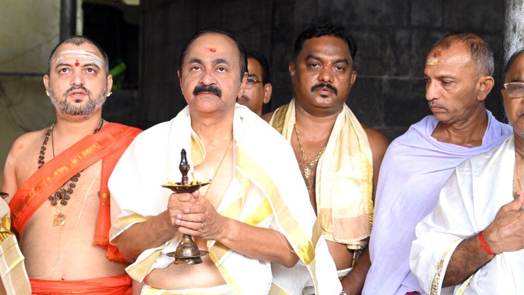 கொல்லூர் மூகாம்பிகை கோயிலில் கேரள முதல்வர் வி.டி. சதீசன் சாமி தரிசனம் 006 kerala cm