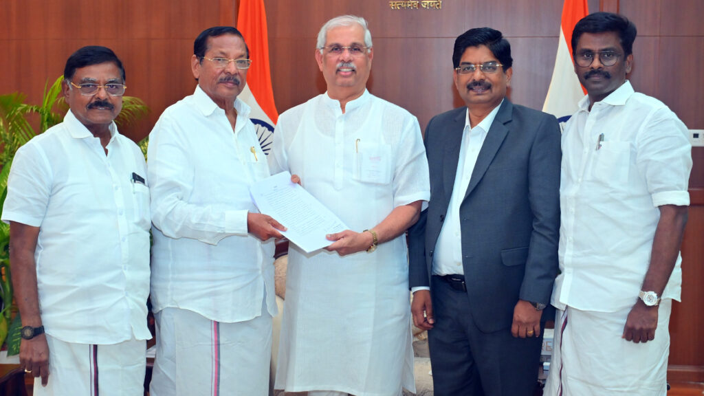 திமுக, அதிமுக அளித்த புகார் மனுக்களில் இருந்தது என்ன? ஆளுநர் மாளிகை தகவல் 007 dmk