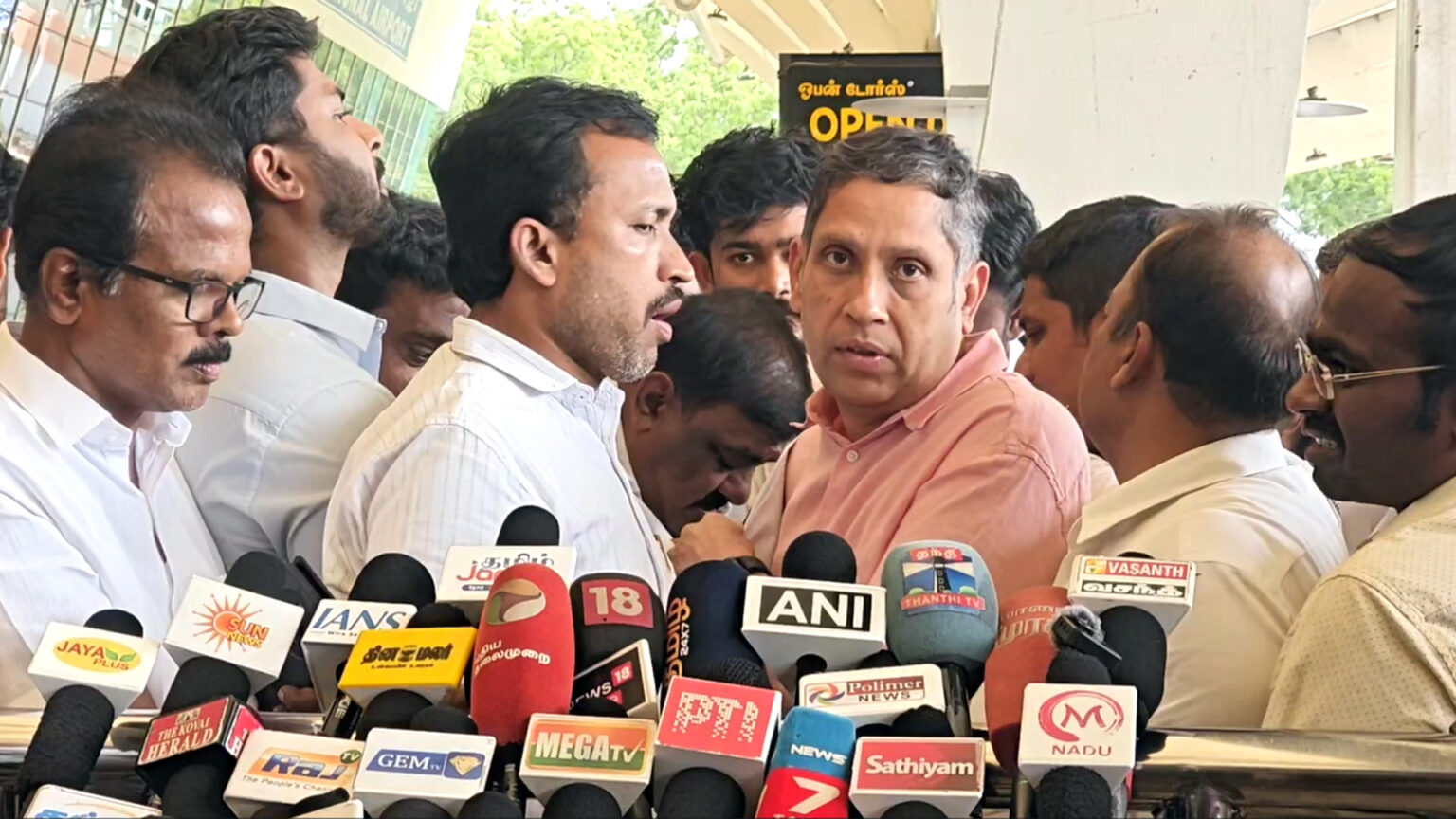 நடப்பது குதிரை பேரம் அல்ல; குதிரைப் பந்தயம் – காங்கிரஸ் எம்.பி பிரவீன் சக்கரவர்த்தி புது விளக்கம் 007 praveen