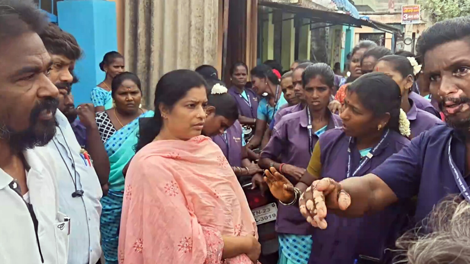 திருப்பத்தூர்; ஆட்சி மாறியும், காட்சி மாறலையே… கண்ணீர் விடும் தூய்மைப் பணியாளர்கள்! 007sewage workers